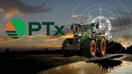 Fendt traktor, der kører på landevej med PTx logo og GPS-signal dekoration
