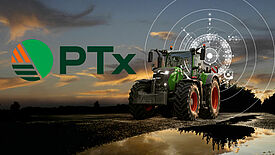 Fendt traktor, der kører på landevej med PTx logo og GPS-signal dekoration