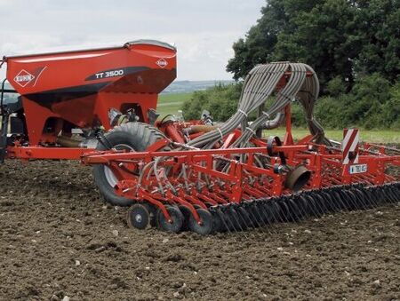 KUHN TT 3500/6500 bugseret såtank, til transport og uddosering af sædekorn og gødning. | TBS Maskinpower