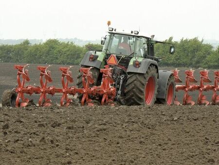 KUHN Multi-Master 153 plov, Op til 300 hk. 3-6 furer. Trinvis furebredde. Springbolt eller hydraulisk stensikring. | TBS Maskinpower